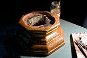 En la foto se observa la fabricación con una resina de un molde en el borde para que la escultura tenga un perfecto asiento.